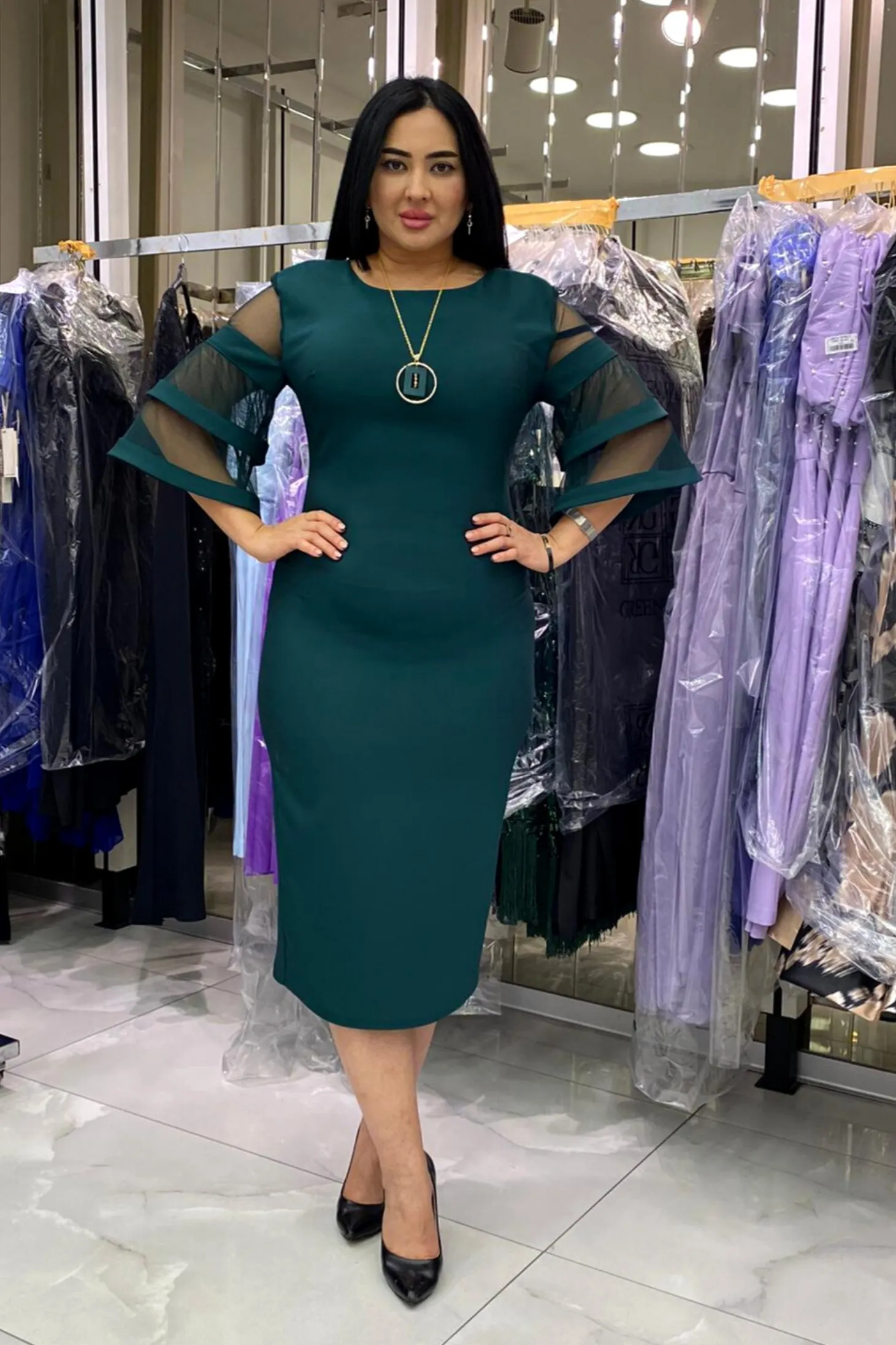 Abito curvy verde smeraldo midi con maniche a campana in tulle e zip a doppio cursore