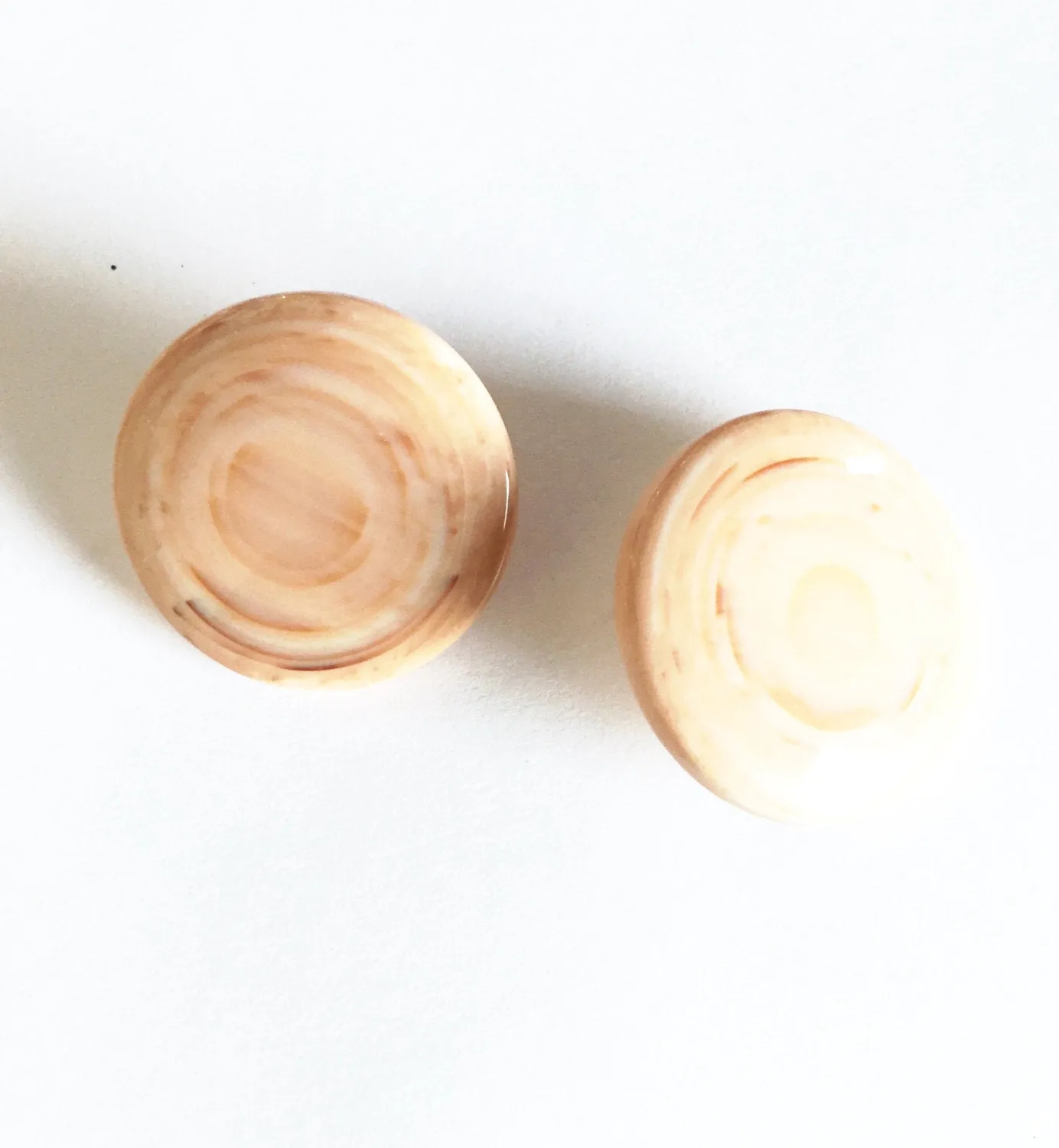 Beige Marbled Mod Disc Lucite Stud Earrings