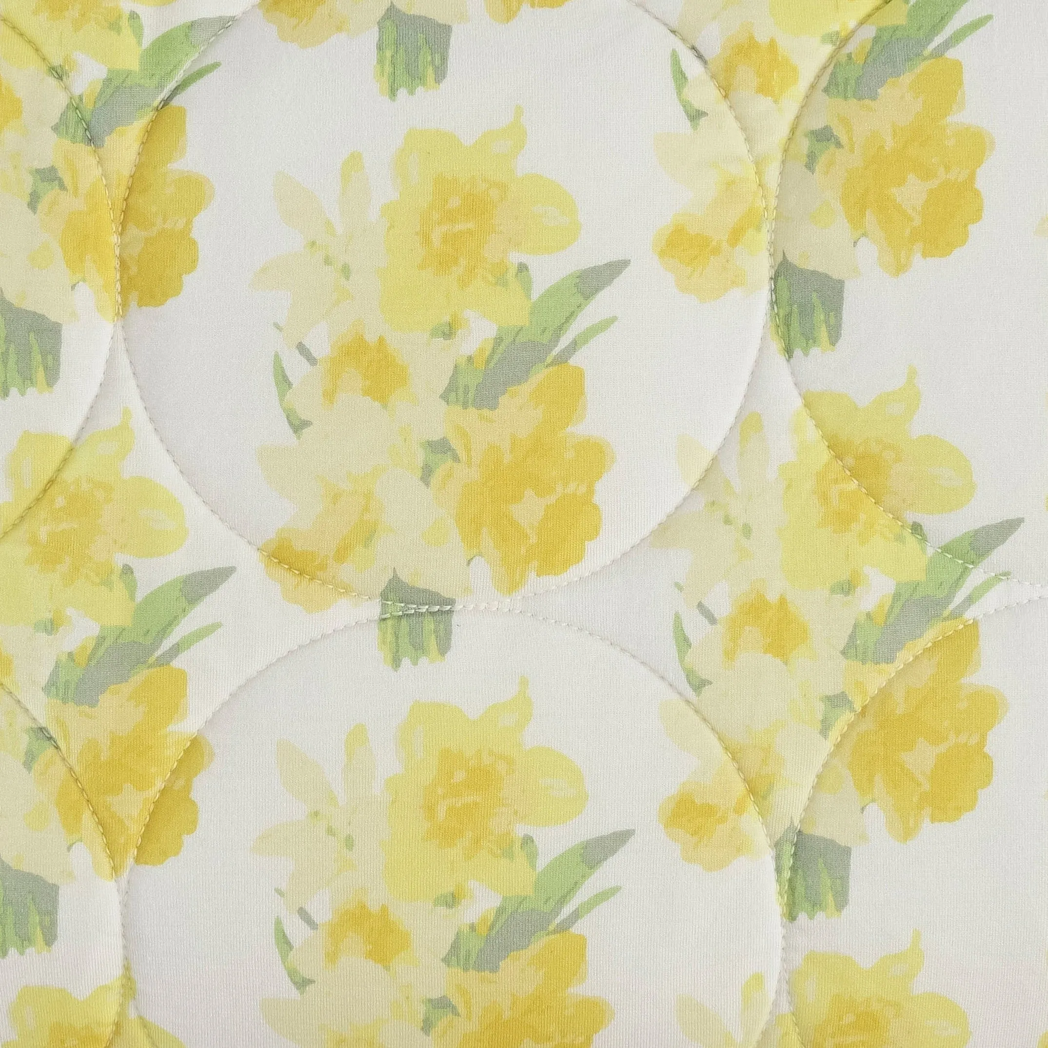 classic circle quilt | watercolor daffodil | lenzing modal